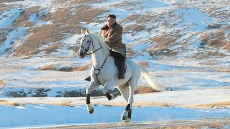 Kim Jong-un a urcat călare pe un cal alb pe un munte sacru GALERIE FOTO