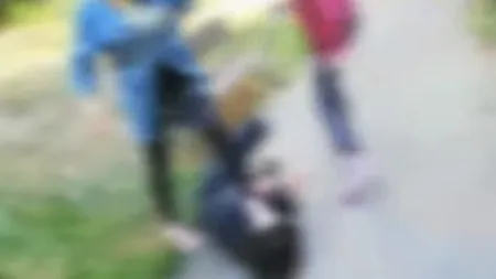 Fată de 13 ani, bătută de două adolescente pe stradă în Slatina. Poliţia face anchetă