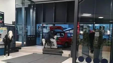 A intrat cu autoturismul în City Park Mall ca să nu i se ude televizorul cumpărat. Era mai scump decât maşina