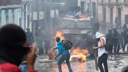 Revoluţie în Ecuador, Parlamentul a fost luat cu asalt, iar forţele de ordine au folosit gaze lacrimogene