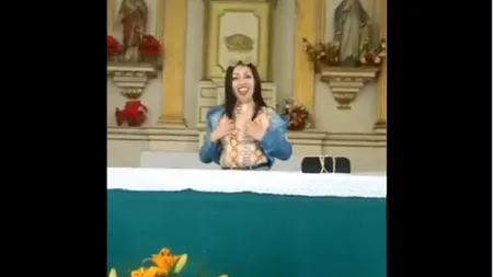 O bloggeriţă a făcut streaptease în biserică. Enoriaşii o blesteamă, ea se apără: 