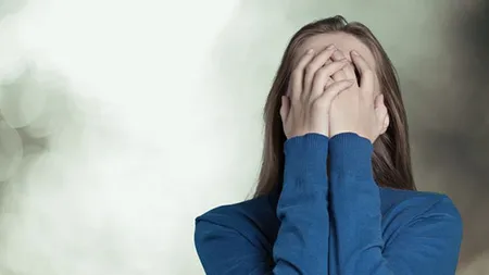 Agresată pe stradă, o tânără s-a apărat cu o gutuie: 