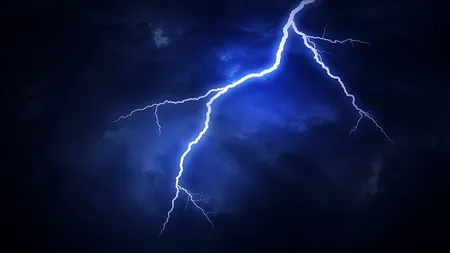 A scăpat cu viaţă după ce a fost lovit de FULGER. 