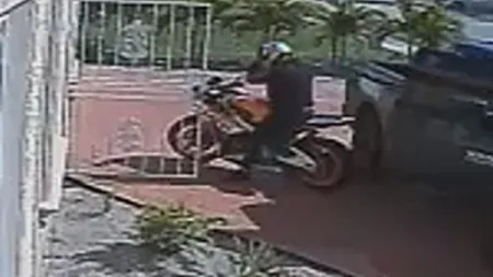 Cel mai prost hoţ a fost filmat la Cluj. A furat o motocicletă, dar n-a ştiut s-o pornească şi a căzut cu ea VIDEO