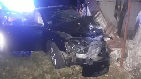O fată de 24 de ani a murit după ce s-a izbit violent cu maşina de un gard, în Olt