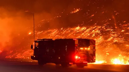 California arde. Incendiile se extind pe suprafeţe mari. Curentul electric are întreruperi