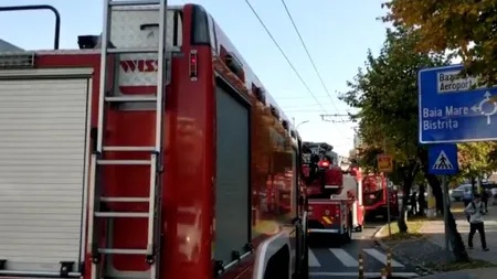 O femeie şi copilul ei, la un pas de tragedie. Au rămas blocaţi în baie în timpul unui incendiu