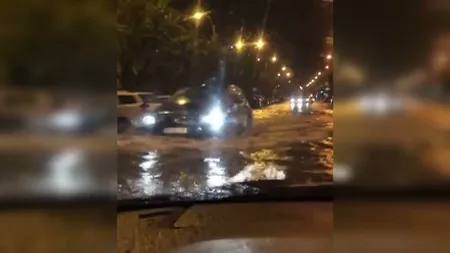 Vreme extremă în aproape toată ţara. Oraşe inundate şi localităţi rămase fără curent VIDEO