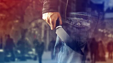 SCENE ŞOCANTE. Ministru atacat cu cuţitul de un bărbat. Atacatorul a fost ARESTAT