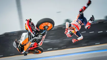 Marc Marquez, accident teribil în Thailanda. Campionul mondial a rămas minute în şir întins pe marginea pistei VIDEO