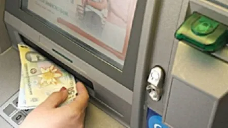 12.000 lei uitaţi de o femeie în fanta unui bancomat. Ce s-a întâmplat cu banii