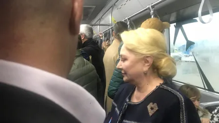 Viorica Dăncilă, fotografiată într-un autobuz în Cluj după ce în weekend s-a plimbat cu bicicleta pe centura Bacăului