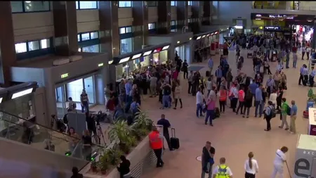 Imagini scandaloase pe aeroportul Henri Coandă. Incredibil ce face un angajat cu bagajele pasagerilor VIDEO