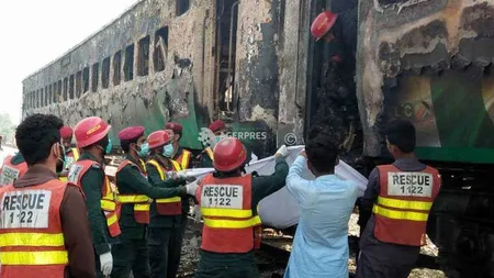 Un tren a sărit în aer în Pakistan, sunt peste 65 de morţi şi zeci de răniţi VIDEO