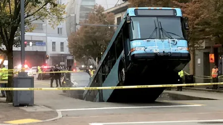 Un autobuz de transport în comun s-a prăbuşit într-o groapă uriaşă din Pittsburgh
