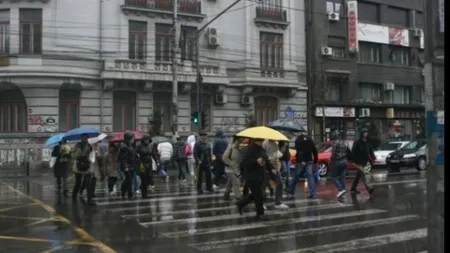 PROGNOZA METEO. Vreme rece în toată ţara, ploi şi vijelii. Lapoviţă şi ninsoare, la munte