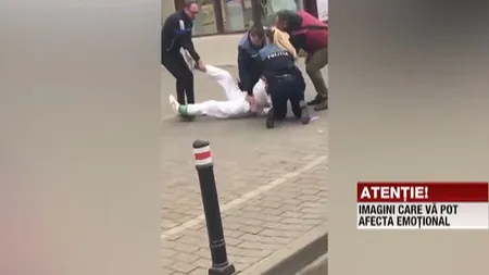 Încătuşare de tot râsul, la Bacău. Poliţistul a fost tăvălit de suspect, în mijlocul străzii VIDEO