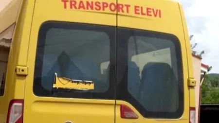 Elevă jignită şi umilită de şoferul microbuzului şcolar pentru că a trântit uşa. Primarul i-a INTERZIS să mai urce în vehicul