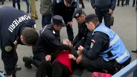 Militarii, protest în Piaţa Victoriei. Incident şocant în timpul manifestaţiilor