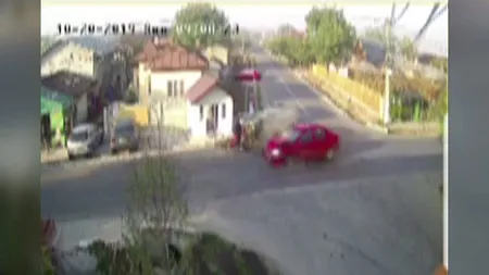 A fentat MOARTEA! Un biciclist a scăpat ca prin minune, după ce două maşini s-au ciocnit violent chiar lângă el VIDEO