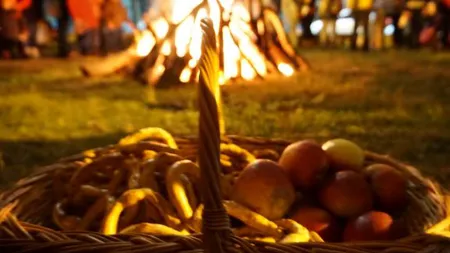 Sfântul Dumitru 2019, tradiţii şi obiceiuri. Semnificaţia focurilor care se fac în această zi mare. De ce sar copiii peste ele FOTO