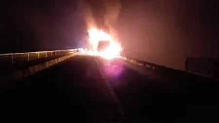 Un TIR a luat foc după ce a intrat într-un cap de pod pe DN1. Pasagerul din dreapta este căutat după ce s-a aruncat în râul Olt