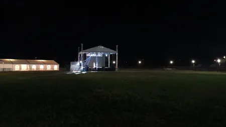 Festivalul de 80.000 lei, cu un singur spectator. Imagini de toată jena de la faţa locului VIDEO