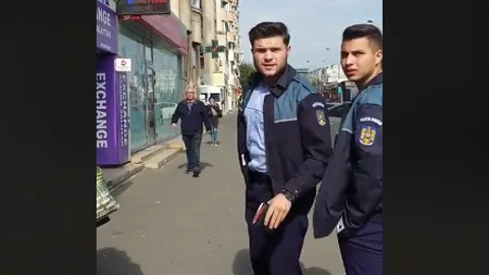 Doi poliţişti care au parcat neregulamentar au fost întorşi din drum de un trecător insistent. Cum a reuşit VIDEO