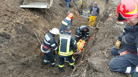 Doi muncitori au fost prinşi sub un mal de pământ, în Braşov. Unul dintre ei a murit decapitat UPDATE