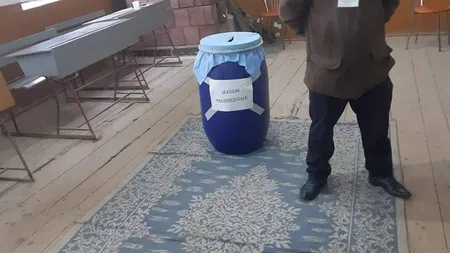 Într-un sat din Vâlcea voturile se strâng în butoiul cu murături