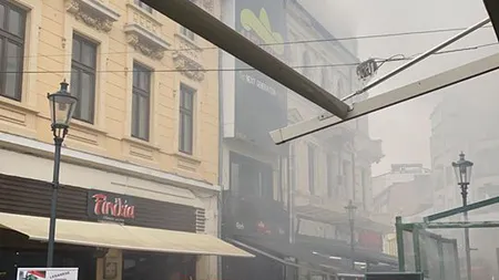 Incendiu în Centrul Vechi al Capitalei la o clădire cu două etaje. Pompierii intervin cu 4 autospeciale de stingere