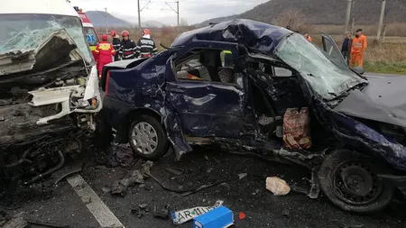 Dubiţă cu sicrie, împlicată într-un accident în Hunedoara. O femeie a murit, două persoane sunt rănite