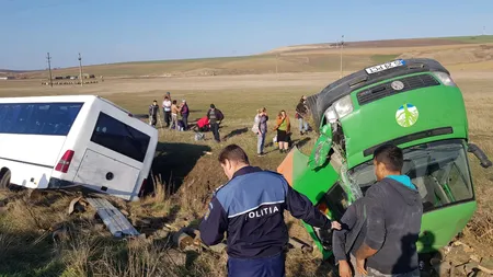 Accident grav între un microbuz şi o autoutilitară FOTO