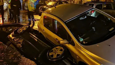 Poliţia Rutieră intervine în cazul maşinilor căzute într-o groapă pe Aleea Compozitorilor din Bucureşti