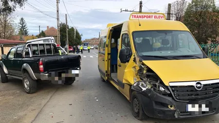 Microbuz şcolar cu 12  elevi, implicat într-un accident rutier