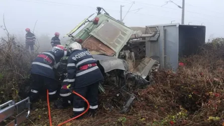 ACCIDENT FEROVIAR GRAV. Camion spulberat de tren, şoferul şi-a pierdut viaţa