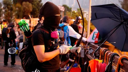 Protestatarii din Hong Kong au folosit arcuri şi săgeţi împotriva poliţiei  FOTO şi VIDEO