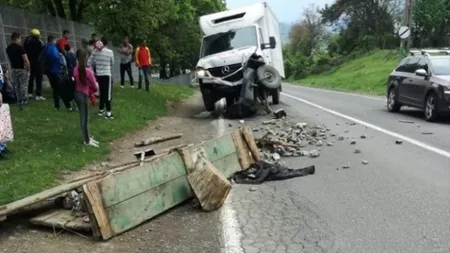 Accident grav în Vaslui, după ce un microbuz a lovit în plin un atelaj. O persoană a murit pe loc