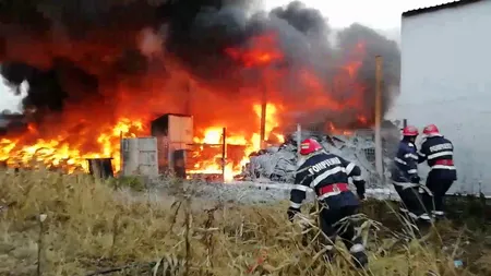 Incendiu puternic la un depozit de cauciucuri! Oamenii avertizaţi prin RO-Alert să rămână în case!