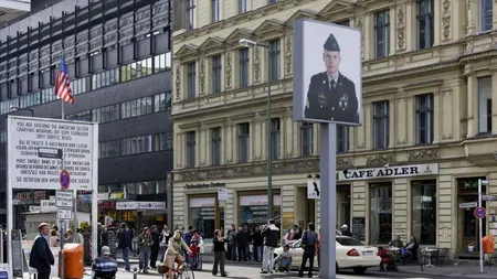 30 de ani de la căderea Zidului Berlinului. Autorităţile interzic accesul la emblematicului sit Checkpoint Charlie