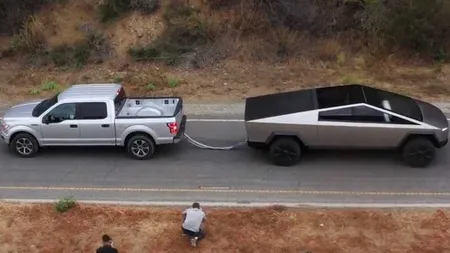 Bătălia tehnologiilor. Cybertruck-ul lui Elon Musk şi-a încercat forţele cu cea mai populară maşină din SUA VIDEO