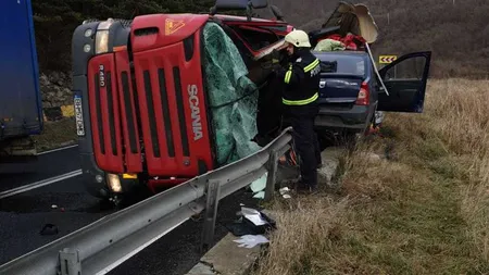 Un TIR s-a răsturnat peste un autoturism pe Valea Oltului: un mort şi doi răniţi