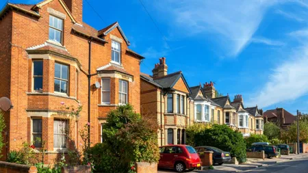 Marea Britanie îi va taxa suplimentar pe străinii care cumpără proprietăţi în Anglia
