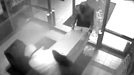 Spargere eşuată într-o primărie din Vaslui. Hoţii n-au putut sparge seiful şi au fugit cu şampanie, bomboane şi cafea