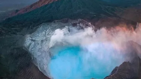 Imagini rare, o dronă a intrat în craterul vulcanului şi a filmat cel mai acid lac din lume. Orice om ar muri instantaneu VIDEO