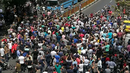 Reprimare sângeroasă a manifestaţiilor din Iran. 200 de persoane ucise, conform celor mai sumbre bilanţuri