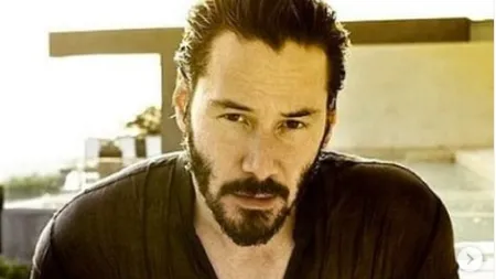 Keanu Reeves, prima ieşire publică alături de noua iubită la 20 de ani după ce fosta sa parteneră şi fiica lui au murit