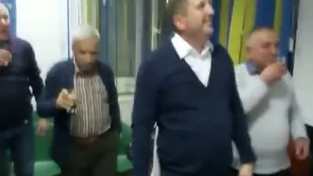 PNL a sărbătorit victoria în alegeri a lui Klaus Iohannis cu înjurături la adresa PSD, la Boldeşti Scăeni VIDEO