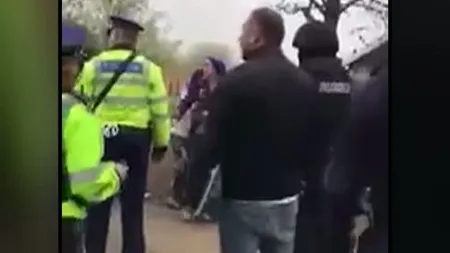 Bătaie în stradă între două clanuri de romi în Feteşti. Poliţişti şi jandarmi, loviţi şi înjuraţi în timpul intervenţiei