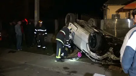 Un tânăr şi iubita lui, răniţi grav după ce au lovit cu maşina trei capete de pod